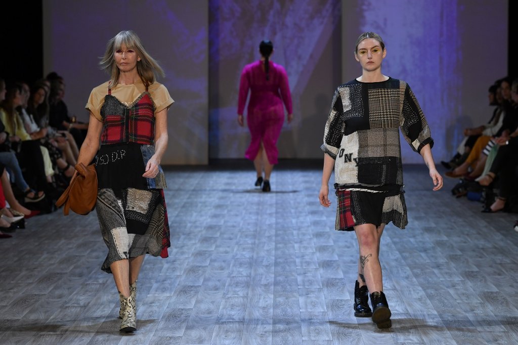 Пачуърк
Това е вид стил, при който към една дреха са пришити няколко материи. Тези тоалети са създадени, за да заковават погледите, а за есенния сезон дизайнерите предлагат да сте възможно най-смели и артистично настроени, комбинирайки разнообразие от цветове и тъкани по себе си.