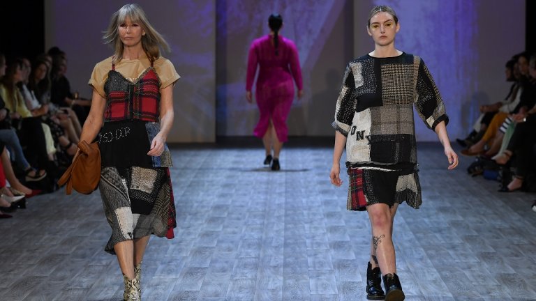 Пачуърк
Това е вид стил, при който към една дреха са пришити няколко материи. Тези тоалети са създадени, за да заковават погледите, а за есенния сезон дизайнерите предлагат да сте възможно най-смели и артистично настроени, комбинирайки разнообразие от цветове и тъкани по себе си.