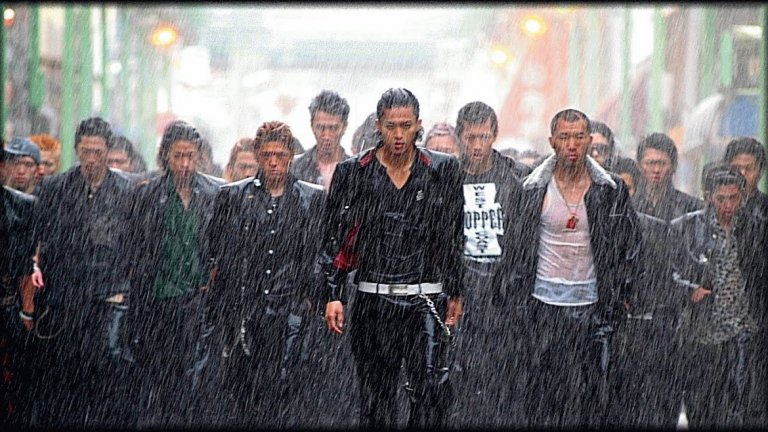 Crows Zero / "Гарваните: Началото"
Този японски екшън е смесица между филм за гимназията и "Боен клуб". В японските мъжки гимназии боят е въпрос на чест, а да се докажеш като предводител и абсолютен победител в училището си, е нещо, прави от момчето мъж. Именно това е мисията на Генджи - син на мафиот от Триадите, който за да постигне уважението на баща си, ще се опита да стане лидер на своето училище още в първата си година. За целта ще сключва алианси, ще залага капани и ще се бие почти до смърт с опонентите си.