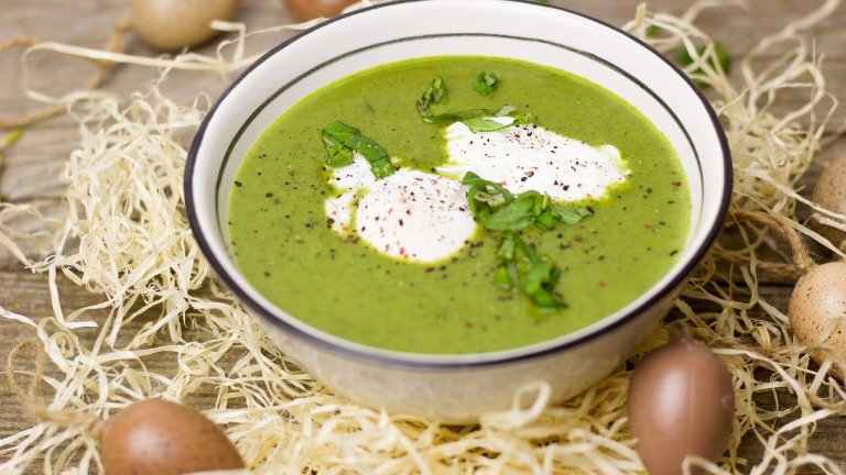 Витаминозна зелена супа
Наричаме я така условно, просто защото е зелена и защото е наистина полезна. Тя е вариант за късна пролет или началото на лятото, но вероятно и сега бихте открили зелените ѝ съставки на пазара. За нея са ви нужни пакет коприва, 3-4 стръка пресен лук, морков, добре узряло авокадо и стрък целина. 
Подходящи подправки са магданоз, босилек и листата от целина, парче пащърнак. Вкусът на тази витаминозна бомба се подсилва от екстра върджин зехтин - две супени лъжици, около 300 мл топла вода, морска сол и пресен лимонов сок. Пасирате зеленчуците, а подправките може да добавите нарязани на ситно. По желание, гарнирайте със супена лъжица крема сирене, извара или нискомаслена сметана.