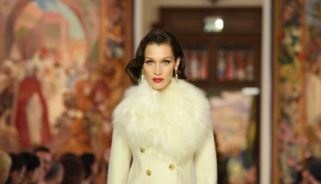 Дългото бяло палто
Аристократичната визия на дългото изчистено бяло палто с пухена кожа, по възможност еко, отново превзе модните подиуми през изминалия сезон. Нищо не говори така добре за неостаряващото чувство за стил като бялото палто, а за по-практичните този модел е от полза, понеже удобно се съчетава с цялата гама цветове.