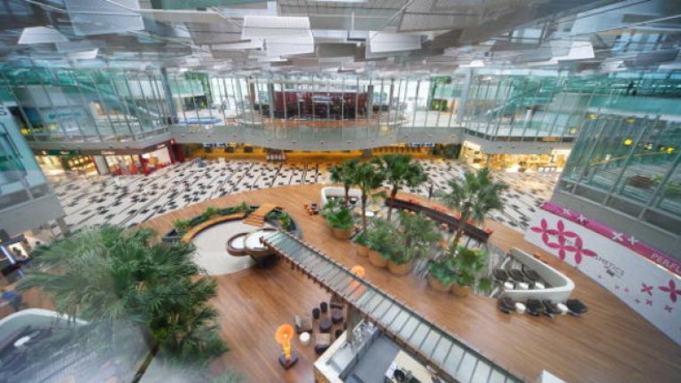 1) Летище Сингапур - Чанги - новият победител в класацията разполага с 3 spa центъра, градина с кактуси и денонощно кино