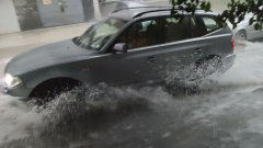 Порои и ураганен вятър удариха Източна България, Варна остана под вода