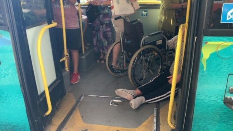 Човекът е трябвало да се влачи, за да влезе в автобуса.