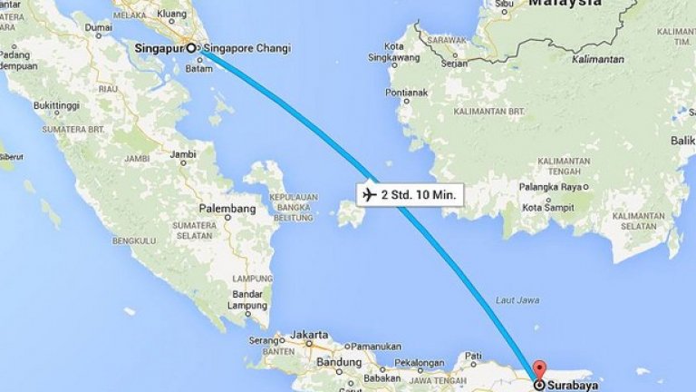 Самолетът пътува от Субарая в Индонезия към летището в Ченги, Сингапур. На картата е отбелязано откъде е изпратен последния сигнал от самолета