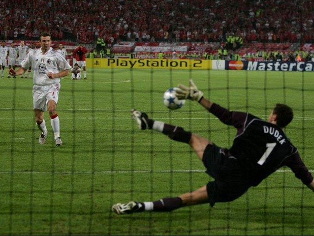 Чудото в Истанбул.
Йежи Дудек спасява дузпата на Андрей Шевченко и Ливърпул е европейски шампион, след като е губел с 0:3 на полувремето от Милан. Мачът остава в историята като най-драматичният финал на Шампионската лига.