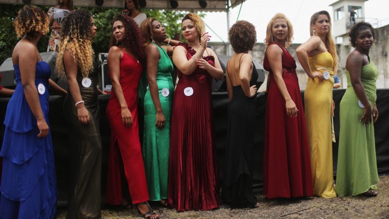 Участничките в конкурса за красота позират във вечерни рокли.