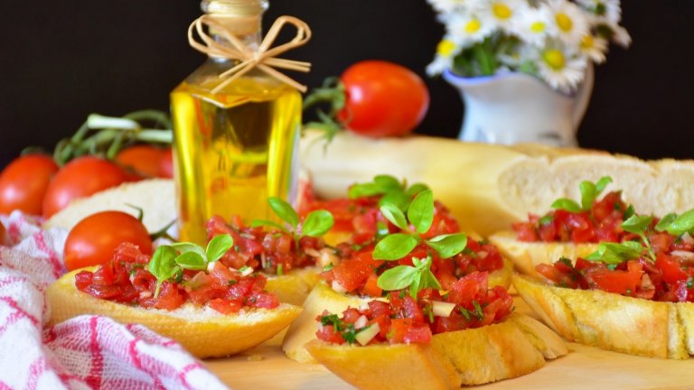 Брускети 
И докато сме на вълна сандвичи, няма как да не се сетим за тези бързи и ужасно вкусни италиански брускети, на които те казват антипасти, а ние можем да наречем и канапета. Идеални са за оползотворяването на поизсъхнал хляб, който се напоява приятно от соковете и добавките отгоре. 
Ако разполагате с пресен хляб - добре е леко да го запечете или минете през тостера. След това натривате филийките с разрязана скилидка чесън и гарнирате. Класически варианти са накълцани домати с босилек, песто с прошуто или песто със сирена. Изстуденото бяло вино е по подразбиране.