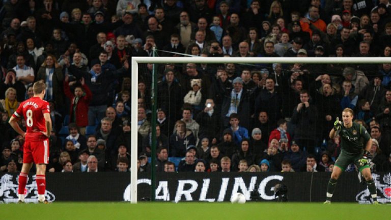 Джо Харт (Манчестър Сити).
Вратарят на Англия е в клуба от 11 години, но дебютът си направи едва през 2006-а. Бе преотстъпван на Бирмингам, но Сити винаги е разчитал на неговия потенциал. Харт е в най-добрия период от кариерата си като форма.
През февруари след невероятните му спасявания срещу Барселона в Шампионската лига, Лео Меси си размени екипа с неговия и го нарече "феномен".