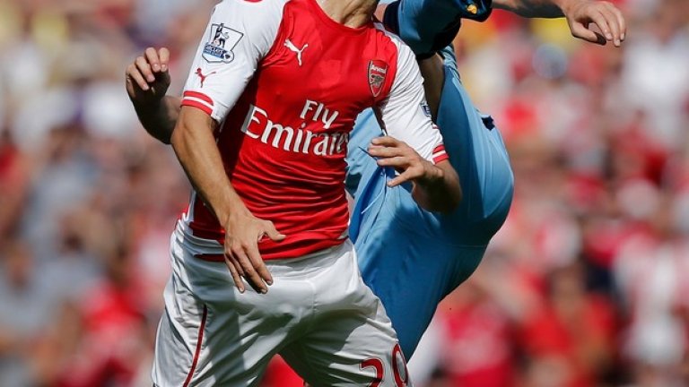 13 септември: Първият голям мач. Арсенал - Сити (2:2) в Лондон. Давид Силва опитва да обезглави Матио Фламини.