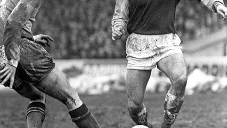 Джими Грийвс срещу Майк Дойл от Манчестър Сити на калния 

"Мейн роуд" през 1970-а. Грийвс, един от най-великите 

нападатели в историята на английския футбол, правеше 

своя дебют за Уест Хем, след като бе подсилил "чуковете" 

от Тотнъм и отбеляза два гола за разгрома с 5:1