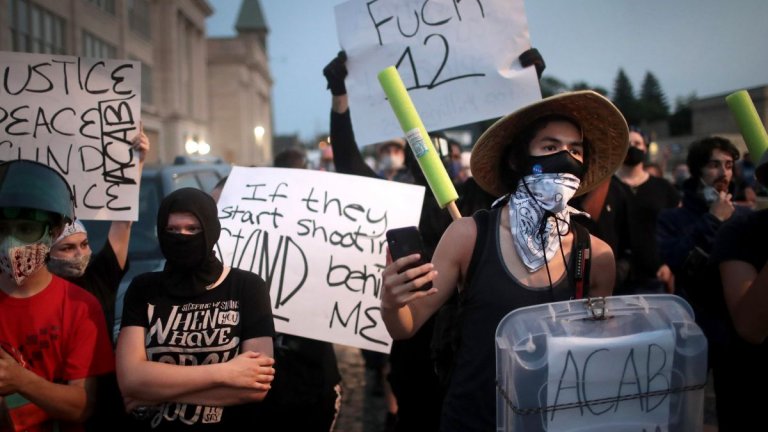 Бунт, кръв и горящи автомобили: Извънредно положение в Уисконсин след прострелян тъмнокож
