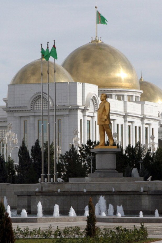 Когато предишният лидер на Турменистан Ниязов умира през 2006-та, мястото му заема Курбангули Бердимухамедов - и първата му работа е да премести статуята на своя предшественик от центъра на града. И да сложи множество свои