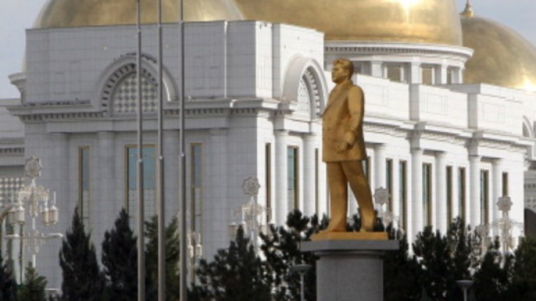 Когато предишният лидер на Турменистан Ниязов умира през 2006-та, мястото му заема Курбангули Бердимухамедов - и първата му работа е да премести статуята на своя предшественик от центъра на града. И да сложи множество свои