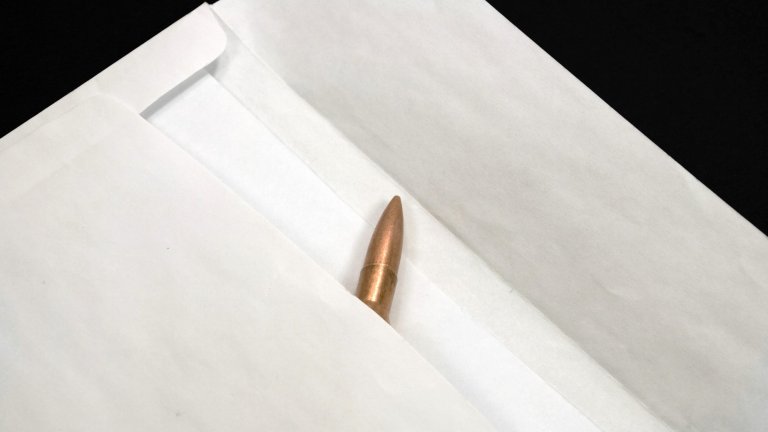 Той получил плик с патрон в служебния си кабинет