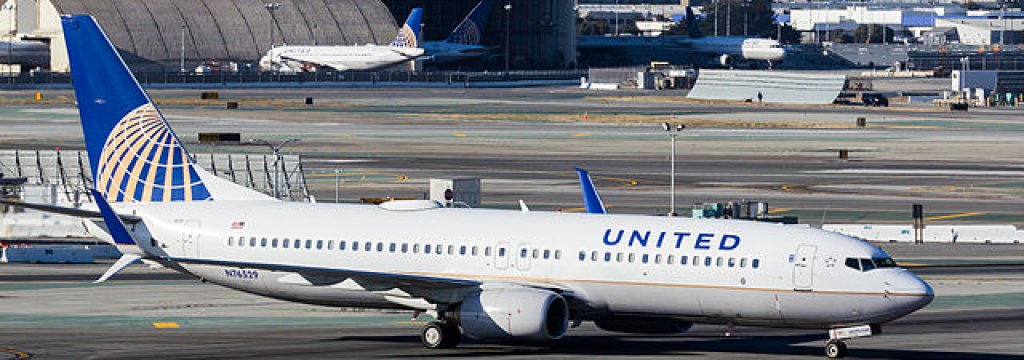 United_Airlines_-_N76529_-_Boeing_737-824