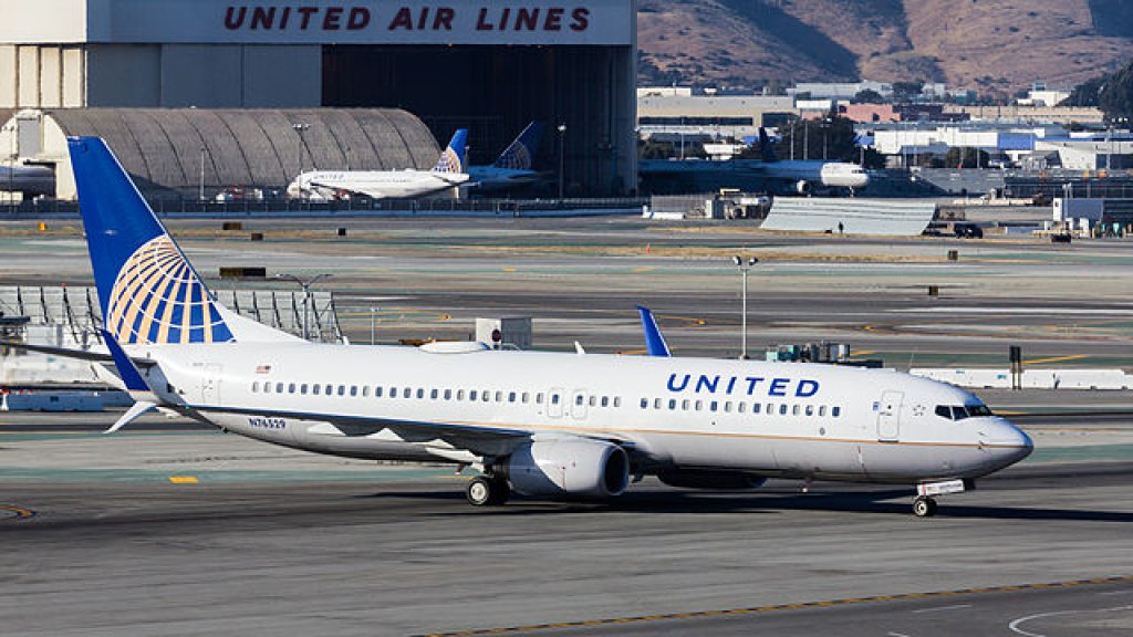 United_Airlines_-_N76529_-_Boeing_737-824