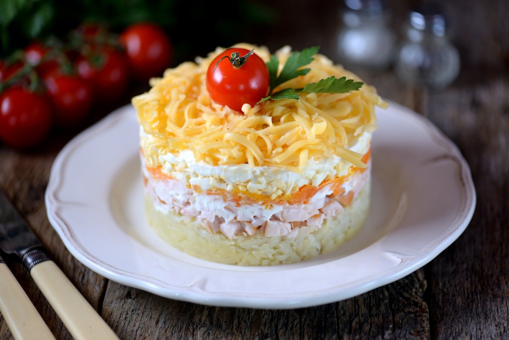 Редена салатаЛесна, бърза и впечатляваща салата, за която сваряваме 2-3 средни картофа, 2 яйца и 2 моркова. След това настъргваме на ситно картофите, отделно жълтъците и белтъците и морковите. Редим салатата, като за основа слагаме от картофите, после жълтъци, белтъци и моркови. Можем да редуваме с шунка или пушена риба. Отгоре завършваме с картофи и настърган кашкавал.