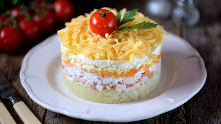 Редена салатаЛесна, бърза и впечатляваща салата, за която сваряваме 2-3 средни картофа, 2 яйца и 2 моркова. След това настъргваме на ситно картофите, отделно жълтъците и белтъците и морковите. Редим салатата, като за основа слагаме от картофите, после жълтъци, белтъци и моркови. Можем да редуваме с шунка или пушена риба. Отгоре завършваме с картофи и настърган кашкавал.