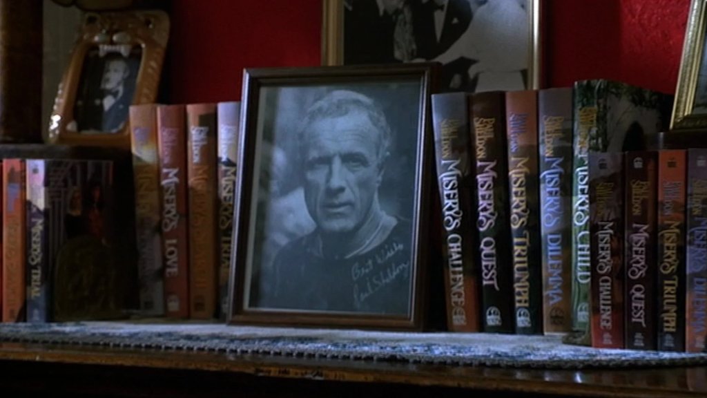 „Мизъри“ (1990 г.)
Писателят Пол Шелдън (Джеймс Каан) попада в автомобилна катастрофа и е спасен от своята най-голяма почитателка Ани Уилкс, изиграна от Кати Бейтс. Но бързо става ясно, че писателят е пленник на почитателите си. Филмът се развива почти изцяло между двамата герои, а изпълнението на Бейтс ѝ носи „Оскар“.