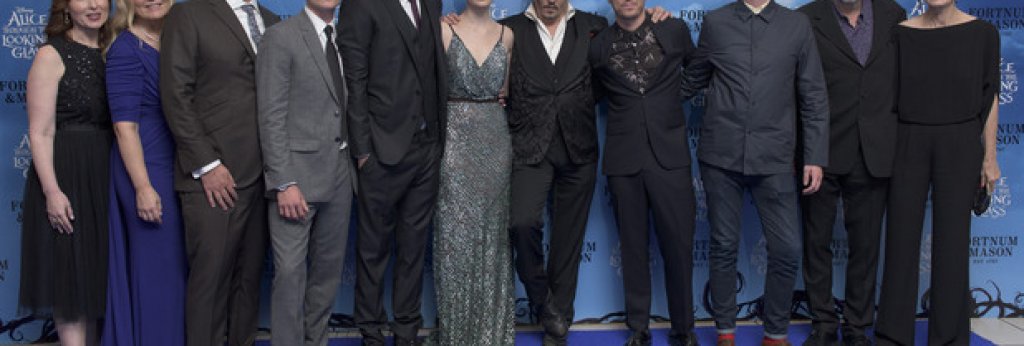 Продуцент на "Алиса в Огледалния свят" е Тим Бъртън, а режисьор - Джеймс Бобин