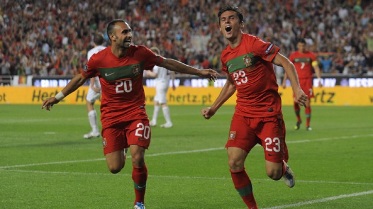 Хелдер Пощига (вдясно) куфее заедно с Карлош Мартинс след отбелязването на единствения гол във вратата на Норвегия