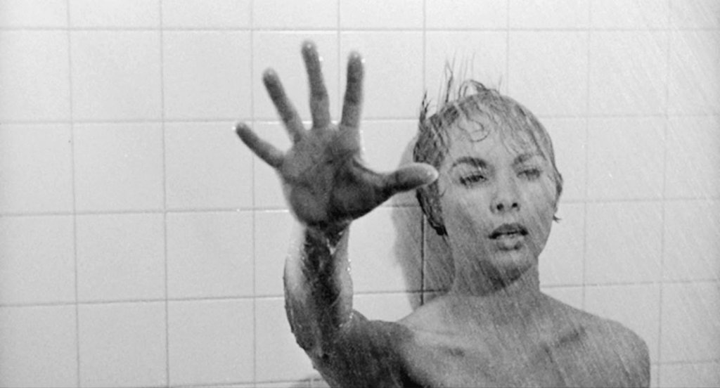 Сцената под душа в „Психо“ (1960)

Известната сцена от филма си играе с усещането на усамотение и сигурност, което човек изпитва под душа. Тогава сме напълно уязвими. Именно това използва майсторът на хоръра Алфред Хичкок.

