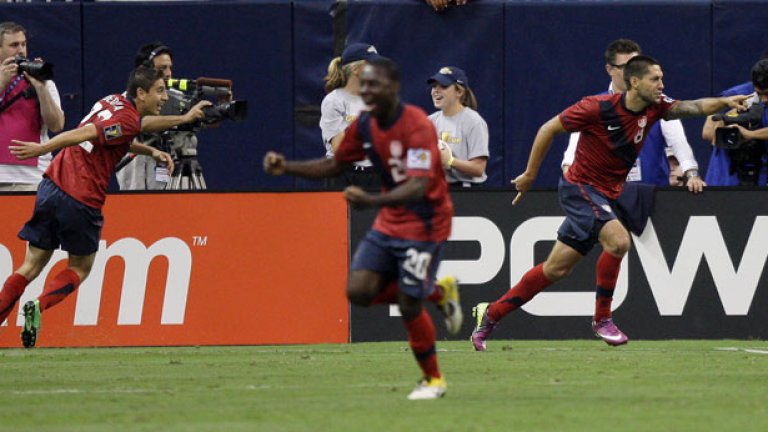 Клинт Демпси (вдясно) отбеляза победното попадение срещу Панама, изпратило домакините от САЩ на финала