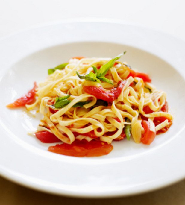  4. Цветът на чиниите намалява апетита Знаете ли, че цветът на чинията ви може да влияе върху това колко ще изядете. Казват го учените от Корнуълския университет. Те са открили, че при консумация на шведска маса, когато цветът на храната съответства на чинията, гостите си сипват с 22% повече, отколкото ако има ярък контраст между едното и другото. Като например спагети с доматен сос на бяла чиния.