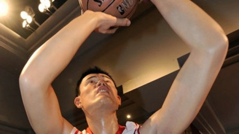 А в Китай увековечиха от восък баскетболната си звезда Яо Минг, като опитаха да са толкова натуралистично точни, че пресъздадоха дори окосмяването му без да спестяват детайли...