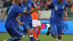 Даниеле де Роси и новото име Симоне Заза празнуват гола на халфа на Рома от дузпа за 2:0.