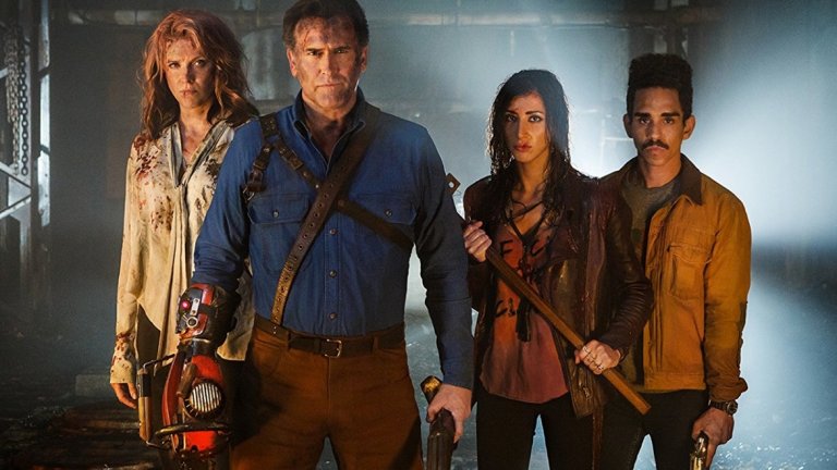 Ash vs. Evil Dead (Starz)
Продължаваме с адаптациите, които се опитаха да прехвърлят филм на малкия екран. Почитателите на хорър поредицата на Сам Рейми "Злите мъртви" се зарадваха да видят как култовият актьор Брус Кембъл бори злите сили и в телевизионен формат. И тук обаче ниските рейтинги станаха причина за прекратяване на сериала след третия му сезон, а Кембъл заяви, че повече няма да играе ролята на Аш.