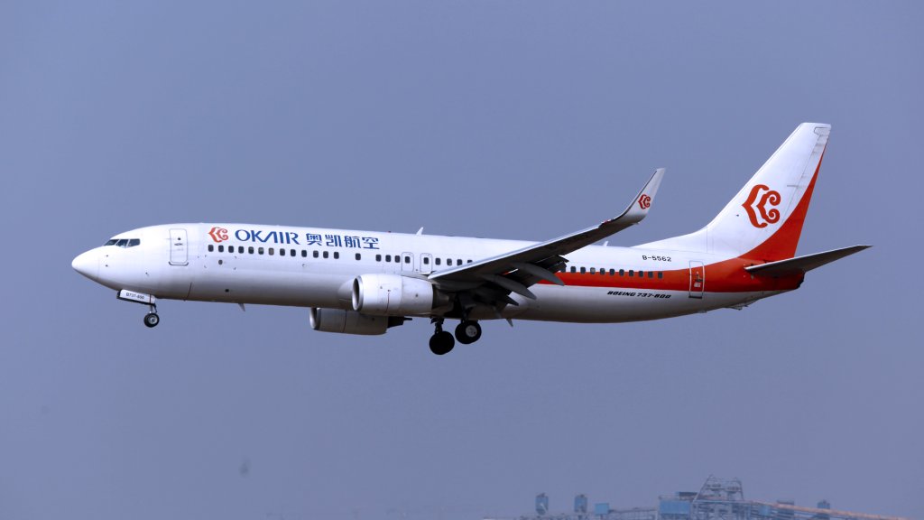 B-5562_-_Okay_Airways_-_Boeing_737-8HO(WL)_-_TAO_(16567015129)