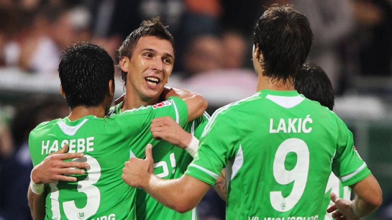 Манджукич (в средата) приема поздравления, след като разплака тима от Гелзенкирхен