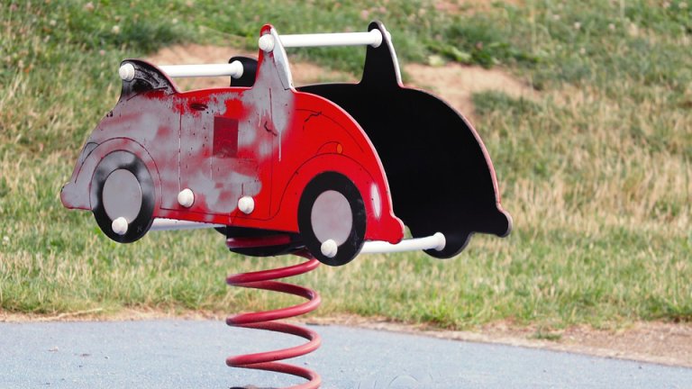 Масово липсват планове за безопасност, табели и огради при площадките за игра