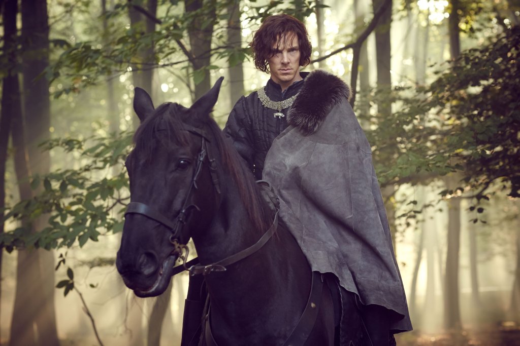 The Hollow Crown 
Едно от нестандартните британски шоута, които препоръчваме с две ръце. Продукцията на BBC пресъздава по много пищен и доста театрален начин най-известните исторически трагедии на Шекспир. В миналия сезон това бяха „Ричард III“, „Хен