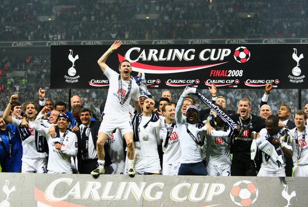 Финалът тогава бе същият, какъвто ни чака и през 2015-а. Тотнъм спечели, Бербатов вдигна първата си купа в чужбина, а после вдигна трофея и като играч на Манчестър Юнайтед.