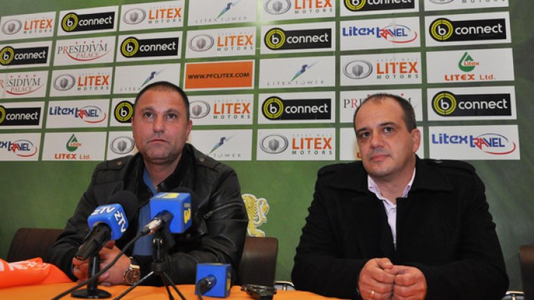Атанас Джамбазки (вляво) стартира с успех начело на Литекс