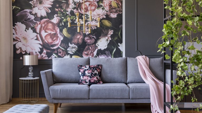 Тапетът като акцентТапетите на цветя са актуални и като цветно петно на стената, а не по цялото ѝ протежение. Намерете наистина колоритен и запомнящ се десен и не се колебайте да го използвате, за да раздвижите малко интериора без много усилия. След това съобразете останалите детайли - възглавници, покривки и аксесоари.