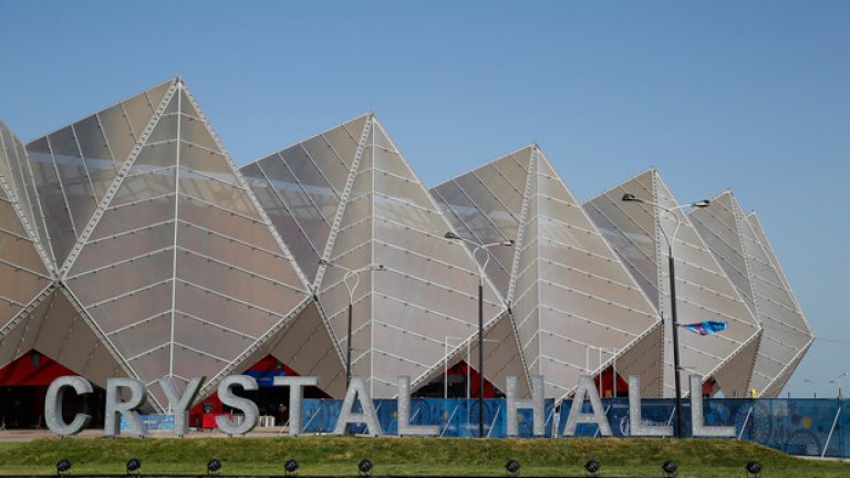 Всички водни надпревари са в Кристалната зала, която е вдъхновена от един от обектите на зимните игри в Сочи.