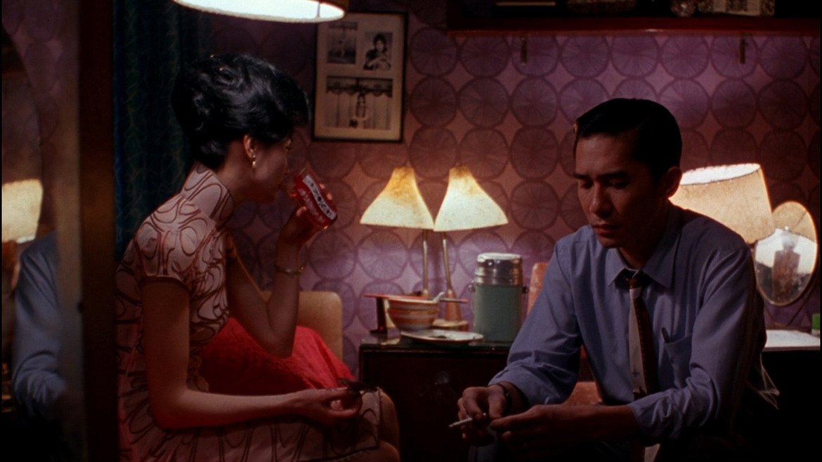 9. In the Mood for Love / "В настроение за любов" (Уонг Карвай, 2000 г.) - кантонски
Действието се развива през 60-те години на 20 век, като основа на сюжета е развитието на любовна връзка между мъж и жена, които са съседи и са женени, но съпрузите им често отсъстват. 