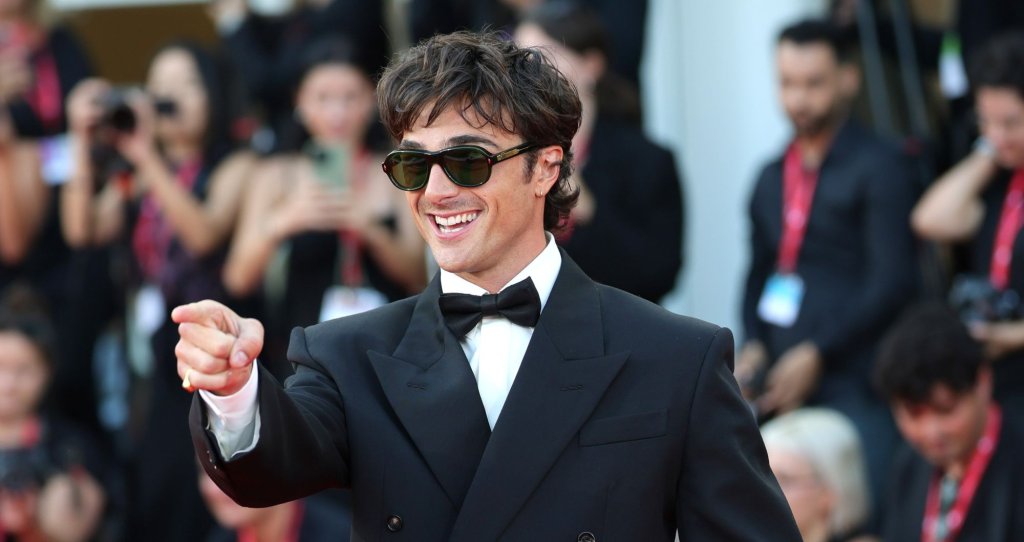 Джейкъб Елорди
Един от първите представители на поколение Z в актьорската гилдия е Джейкъб Елорди. 28-годишният австралиец привлече вниманието с ролята си на Нейт в сериала „Еуфория“ и оттогава нееднократно доказва, че зад впечатляващата му физика стои и неоспорим актьорски талант.