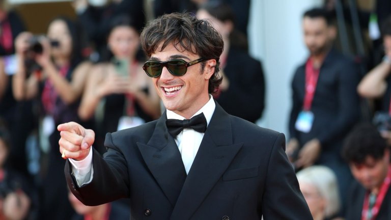 Джейкъб Елорди
Един от първите представители на поколение Z в актьорската гилдия е Джейкъб Елорди. 28-годишният австралиец привлече вниманието с ролята си на Нейт в сериала „Еуфория“ и оттогава нееднократно доказва, че зад впечатляващата му физика стои и неоспорим актьорски талант.