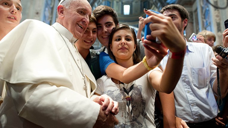 Папа Франциск, който е вероятно най-нестандартният духовник, оглавявал католическата църква, също няма против модата на селфитата