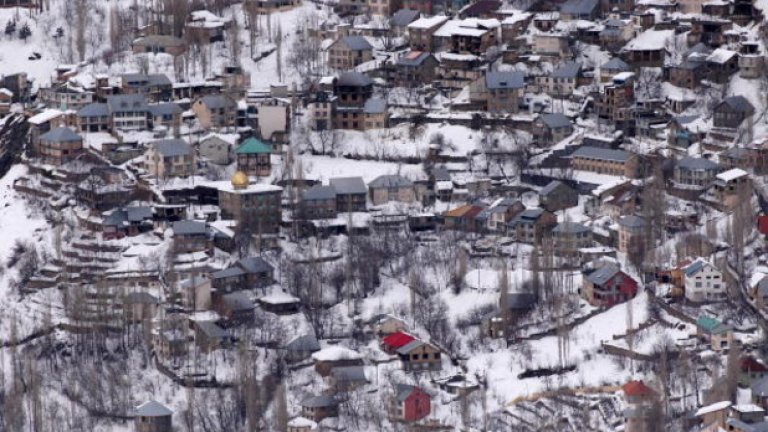 Курортното село Шемшак се намира на 56 километра северно от Техеран. Иранските ски курорти са разположени около 40 върха, някои от които се издигат на над 4000 км височина