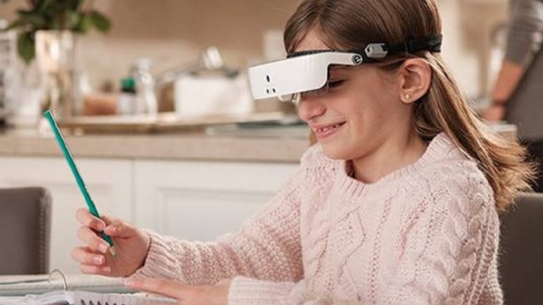 3. Очила, които помагат на (частично) слепите да виждат За милиони души по света, които са частично слепи, ориентирането е ежедневно предизвикателство. Бастуните и кучетата водачи са от полза, но те не заменят зрението. Очилата eSight 3 могат да го направят. Мислете за тях като за най-мощните очила на света: когато потребителите сложат eSight, очилата записват видео с висока резолюция и използват увеличение на картината, контраста и други алгоритми, за да подобрят образа в нещо, което частично слепите могат да видят. По този начин очилата позволяват на тези хора да се занимават с неща, които иначе биха били недостъпни за тях – с някои спортове, например.Цената на устройството – 9995 долара, е това, което за момента го прави по-скоро лукс. Въпреки това очилата са по-евтини от по-ранните версии, както и по-бързи, по-леки и по-добри. Над 1000 души вече ползват очилата, а вероятно ще станат много повече.