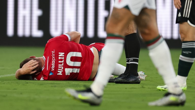 Суперзвездата на Рексъм с перфориран бял дроб след мача с Юнайтед