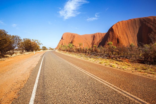 Въпреки че вторият по големина скален монолит на Земята Улуру, разположен в северната част на централна Австралия, е посещаван от над 250 000 души годишно, много туристи споделят, че са разочаровани. Някои от това, че не ги допускат да се катерят по скалите, което е в известна степен разбираемо.