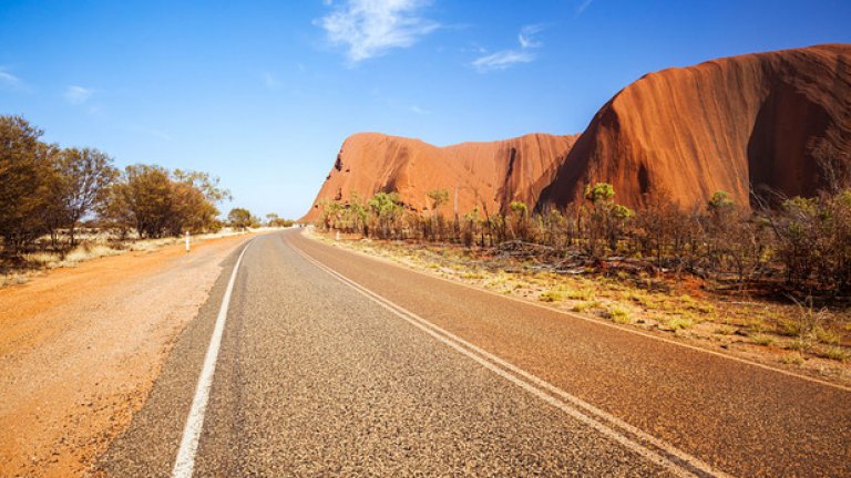 Въпреки че вторият по големина скален монолит на Земята Улуру, разположен в северната част на централна Австралия, е посещаван от над 250 000 души годишно, много туристи споделят, че са разочаровани. Някои от това, че не ги допускат да се катерят по скалите, което е в известна степен разбираемо.