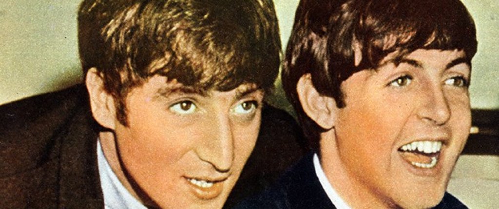 The Beatles – Get Back (1969)

Планиран е като класически албум, в който великаните от The Beatles да се върнат към корените си и да се въздържат от мащабни аранжименти в песните. Записите се осъществяват във филмово студио, подобно на хангар, а всичко се заснема с камера, за да бъде сглобен от материала и документален филм.

Концепцията звучи интригуващо, но постоянното присъствие на камерата се оказва пречка, а като цяло на въпросното място условията не са идеални за правене на музика.

Записани са цели 85 часа материал и звукозаписният продуцент Глин Джонс получава незавидната задача да подбере и подреди песните за албума от дългите репетиции. Той включва и разговори и шеги между музикантите в паузите, за да звучи всичко още по-естествено. На бандата този подход ѝ харесва.

Но новият мениджър на The Beatles Алън Клайн е против да бъде пускан на пазара толкова суров, неполиран продукт. Той убеждава Джон Ленън да даде записите на друг музикален продуцент, Фил Спектър, който добавя към тях мащабни оркестрални партии.

Това се случва без знанието на Пол Маккартни, който се вбесява, когато чува новите версии – особено сладникавите щрайхове на неговата композиция The Long and Winding Road.

Но исканията да бъдат премахнати добавените инструменти са отхвърлени и албумът все пак излиза под името Let It Be през май 1970 г. Това е и последният албум на легендарната група.